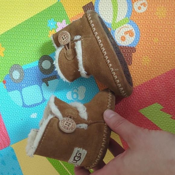 Infant size 5 uggs - Picture 1 of 5